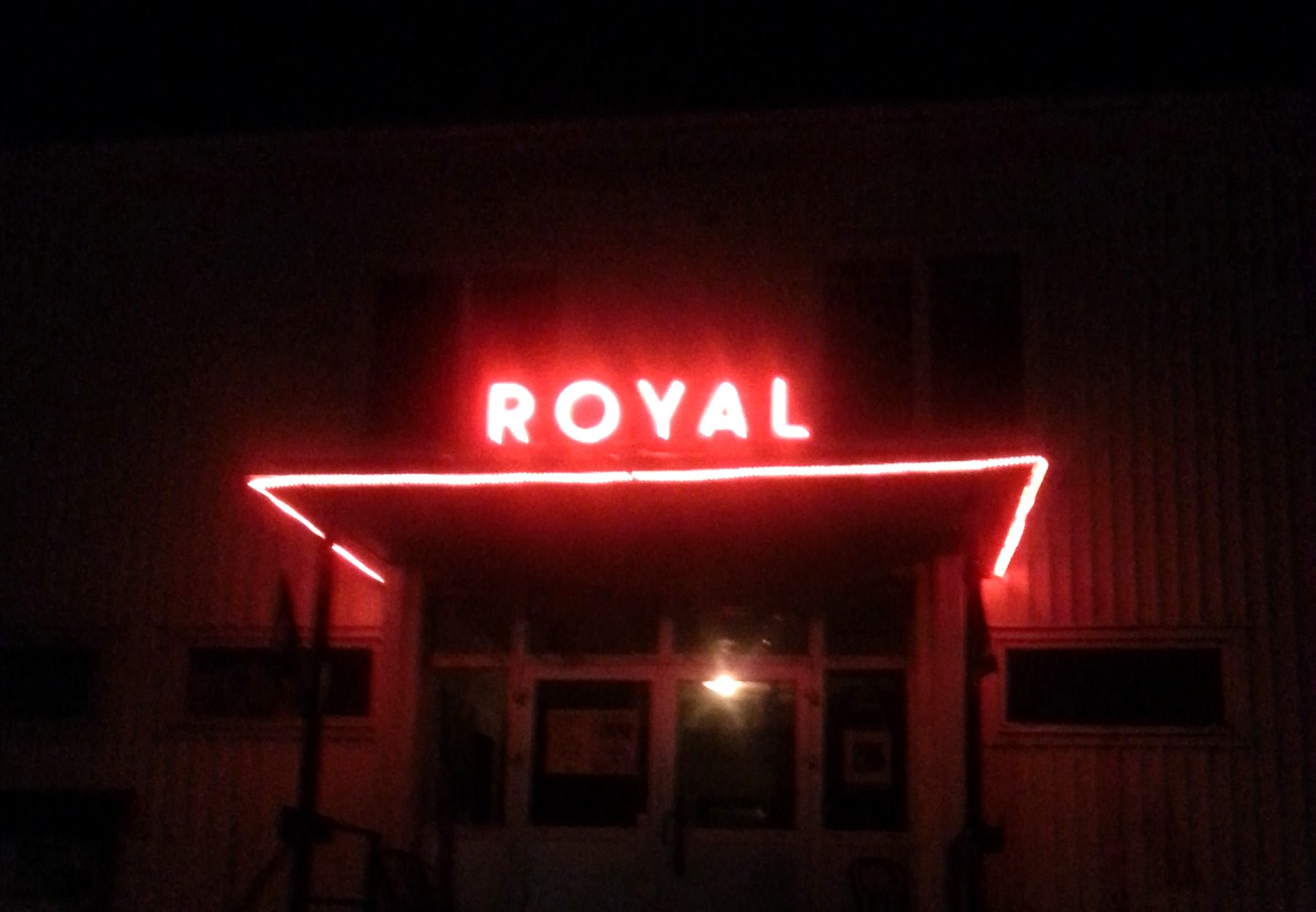 Neonskylten ROYAL i kvällsmörker